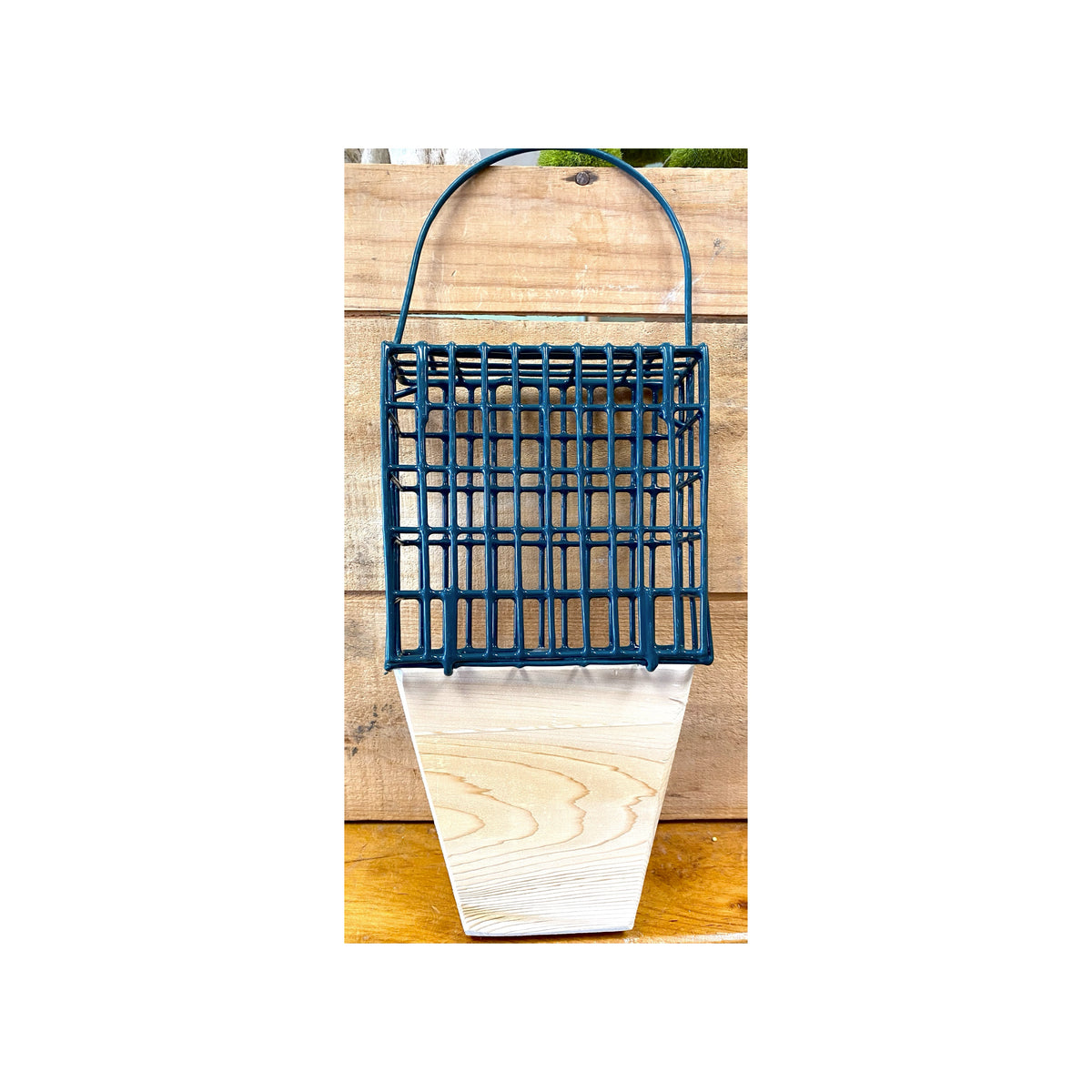 No Chew Suet Basket with a Tail Prop